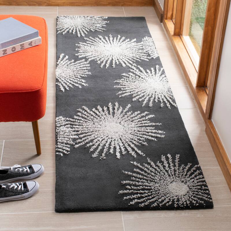 SAFAVIEH Handmade Soho Miyase Burst New Zealand Wool Rug - 2'6" x 8' Runner - Charcoal/Ivory