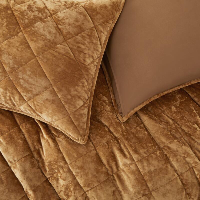Wonderful Diamond Velvet 3 Piece Quilt Set