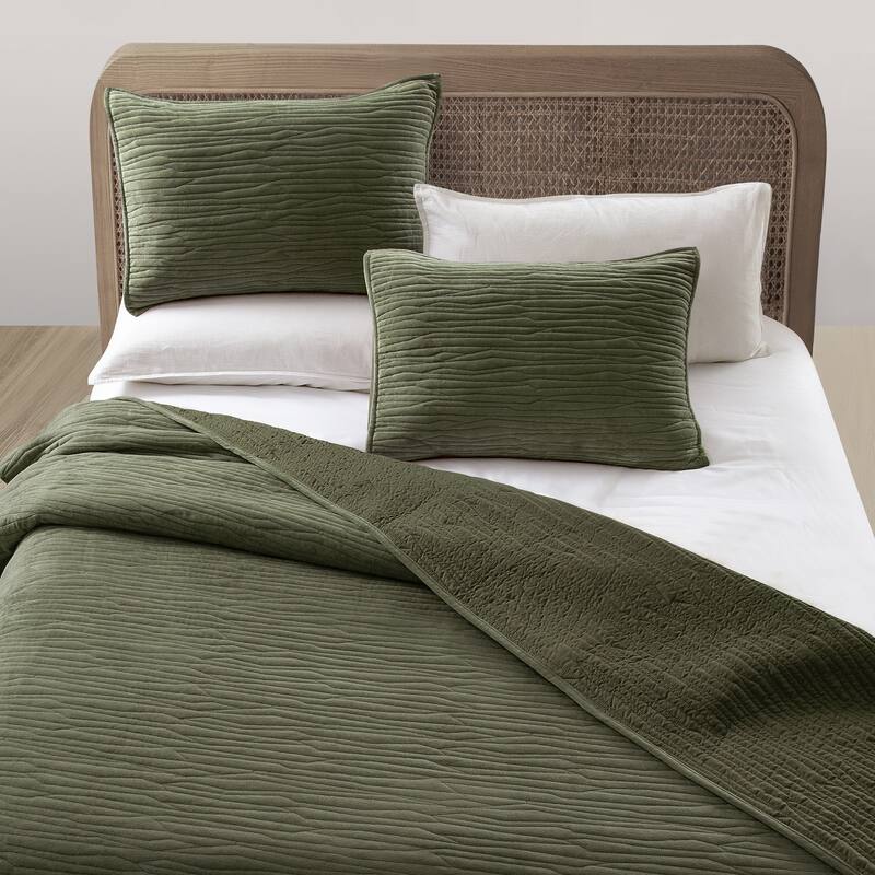 Wonderful Velvet 3 Piece Quilt Set