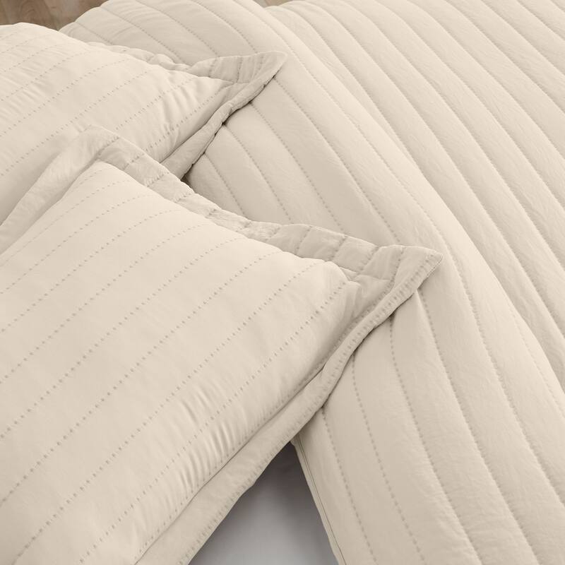Luxurious Channel Stitch Microfiber Quilt Set With Shams