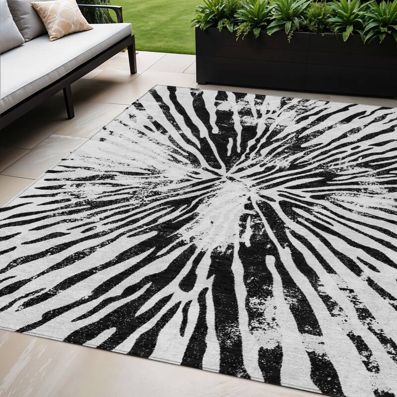 HomeRoots Abstract Transitional Rectangle Outdoor Rug - 5' X 8'