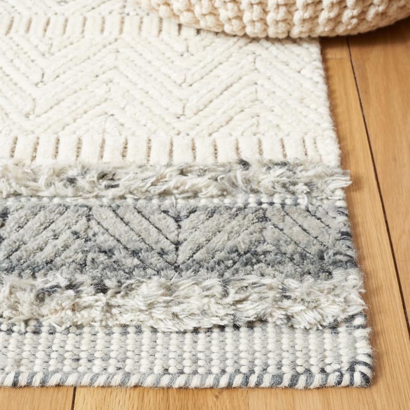 Martha Stewart by SAFAVIEH Handmade Hilkeline Wool Rug