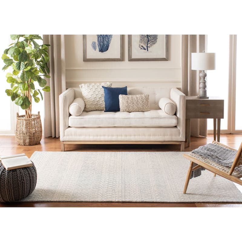 SAFAVIEH, Handmade Micro-Loop Fedosia Wool Rug
