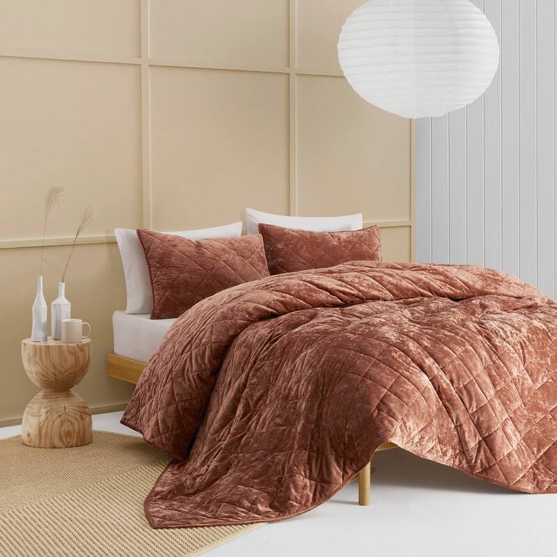 Wonderful Diamond Velvet 3 Piece Quilt Set