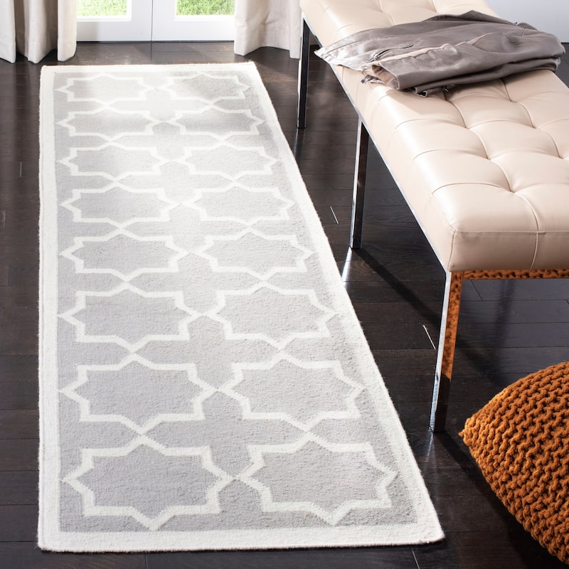 SAFAVIEH Handmade Flatweave Dhurries Cecchina Modern Moroccan Wool Rug - 2'6" x 8' Runner - Grey/Ivory