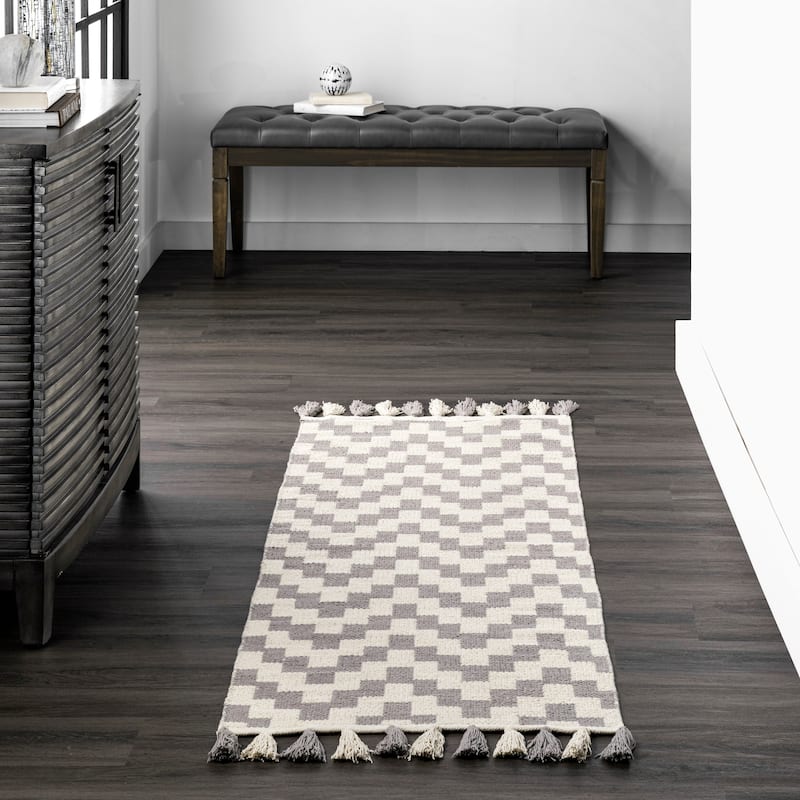 Nuloom Geometric Priya Chevron Cotton Tassel Area Rug
