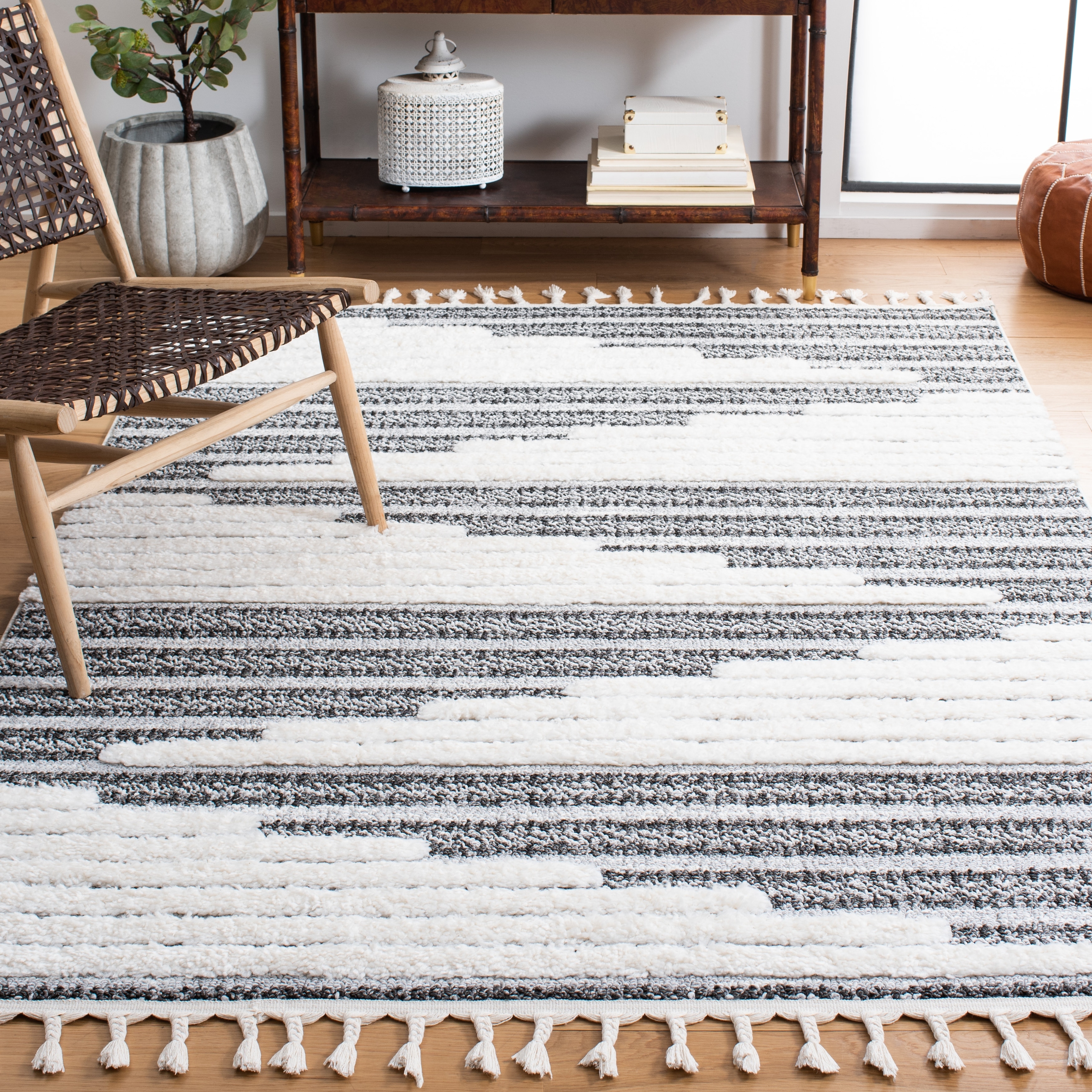 SAFAVIEH Moroccan Tassel Shag Elvia 2-inch Thick Rug