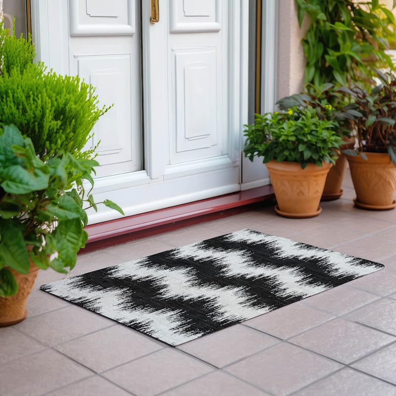 Machine Washable Indoor/ Outdoor Chantille Modern Chevron Rug - Black - 1'8" x 2'6"