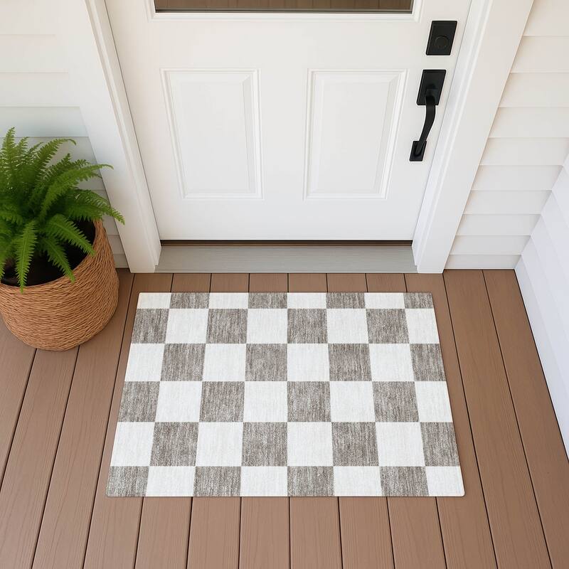 Machine Washable Indoor/ Outdoor Modern Checker Chantille Rug - Taupe - 1'8" x 2'6"