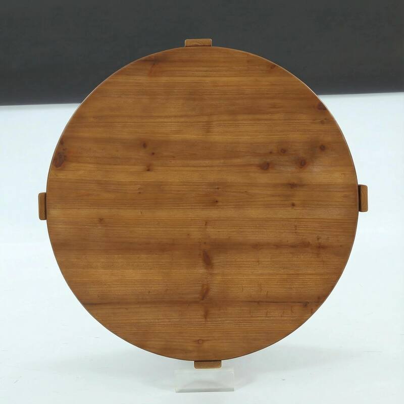 31.5 Inch Round Wood Coffee Table for Living Room - 31.5" D x 31.5" W x 18.5" H