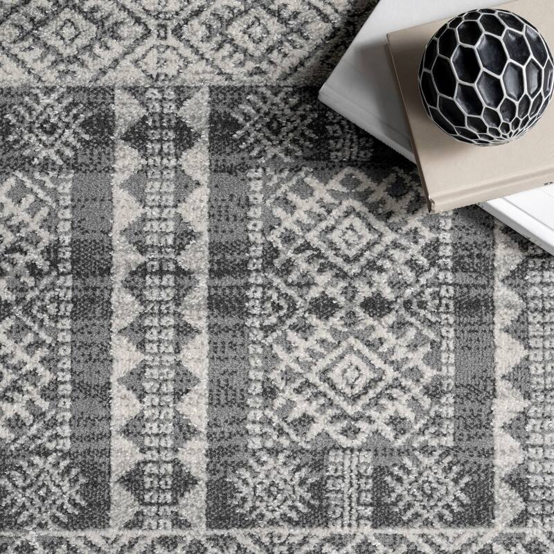 Nuloom Mabe Geometric Aztec Area Rug