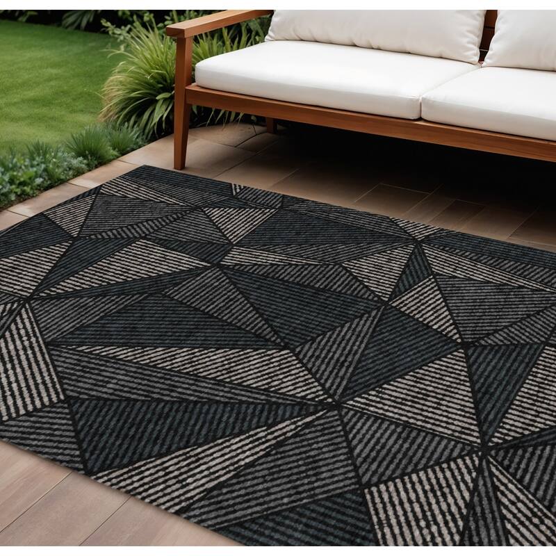 HomeRoots Geometric Transitional Rectangle Outdoor Rug - 8' X 10'