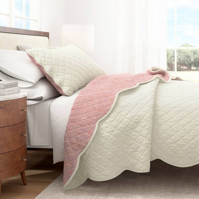 Linery & Co. Cotton Stitched Reversible Floral 3 Piece Scalloped Quilt and Sham Set - Spring Petals Peach - King
