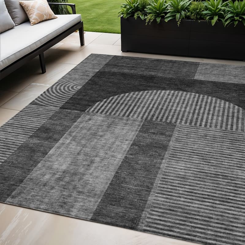 HomeRoots Geometric Transitional Rectangle Outdoor Rug - 5' X 8'