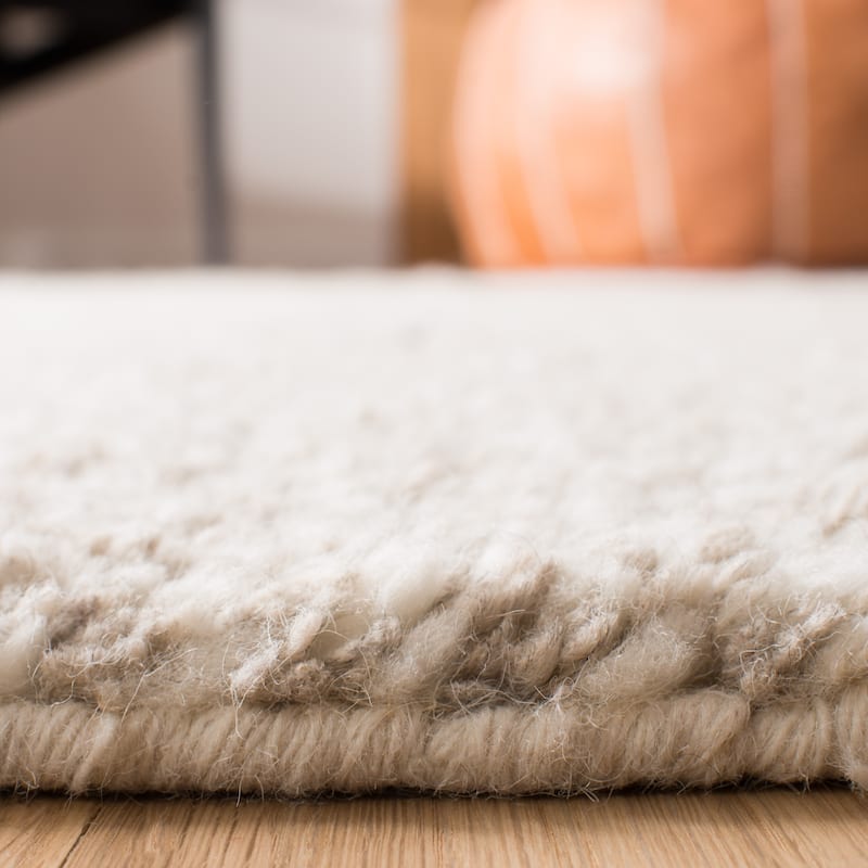 SAFAVIEH Casablanca Shag Tribal Beige Wool Rug