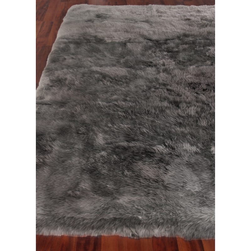 EXQUISITE RUGS Sheepskin Hand-stitched Dark Grey Area Rug.