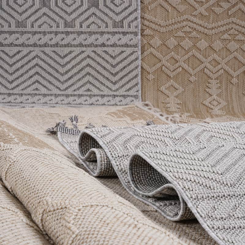 LOOM & LUXE Collection Ivory/Trellis Indoor/Outdoor Area Rug