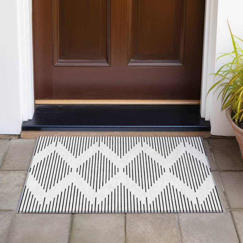 Machine Washable Indoor/ Outdoor Modern Stripe Chantille Rug - Ivory - 1'8" x 2'6"