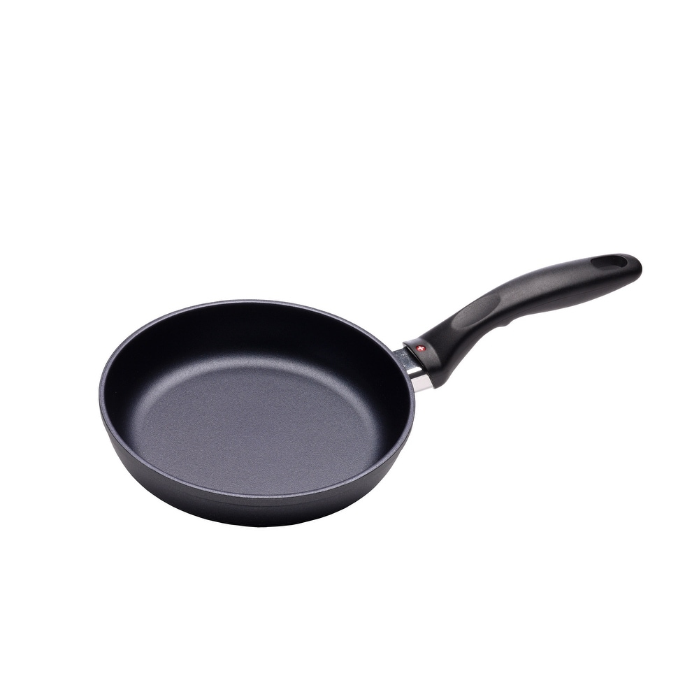 https://ak1.ostkcdn.com/images/products/is/images/direct/8b9da6eb4786d480acfd41d055ad35cb5565a2fd/HD-Fry-Pan---8%22-%2820-cm%29.jpg