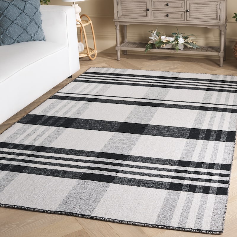 SAFAVIEH Handmade Striped Kilim Magndis Wool Rug - Black/Light Blush - 6' Square