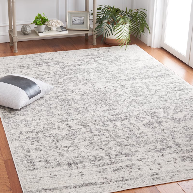 SAFAVIEH Madison Delois Medallion Rustic Farmhouse Distressed Rug - 4' x 6' - Silver/Ivory