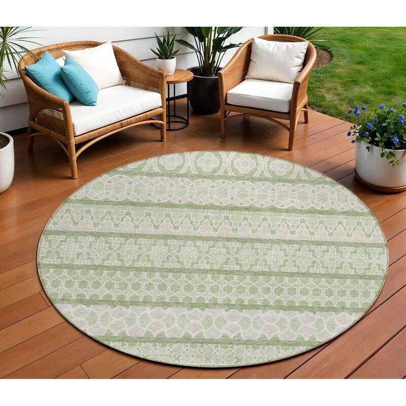 HomeRoots Quatrefoil Transitional Rectangle Outdoor Rug - 8' Round