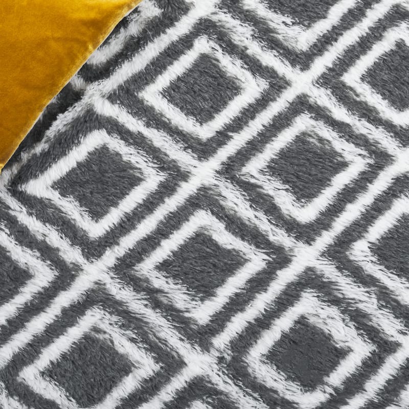 SAFAVIEH Rainbow Neelofar Shag Rug