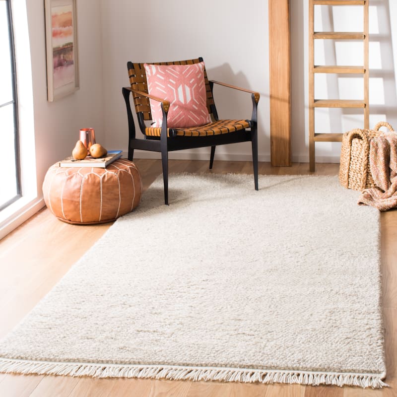 SAFAVIEH Casablanca Shag Tribal Beige Wool Rug - 5' x 8' - Beige