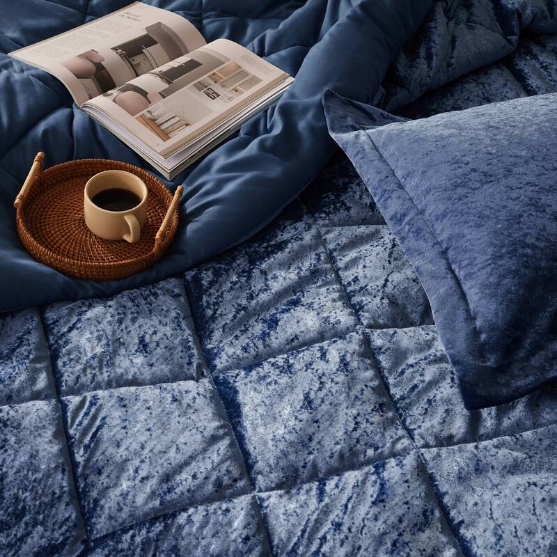 Intelligent Design Isabel Velvet Comforter Set