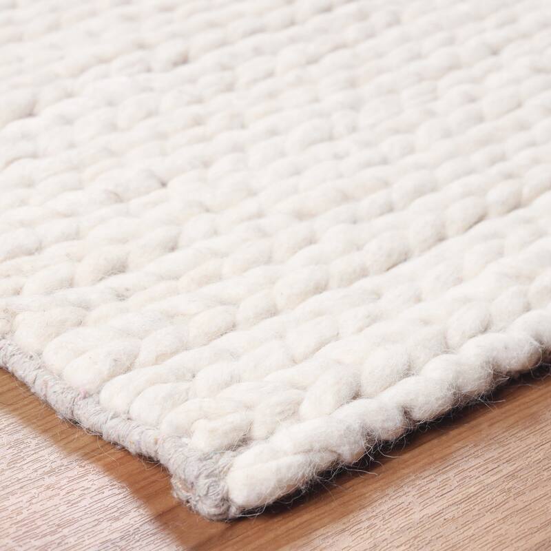 Handcrafted Traditional Rustic Handmade Braided Wool Indoor Area Rug by Superior