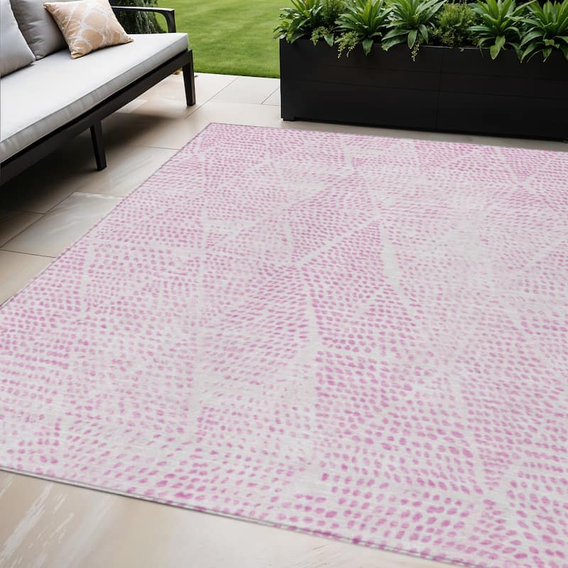 HomeRoots Geometric Transitional Rectangle Outdoor Rug - 5' X 8'