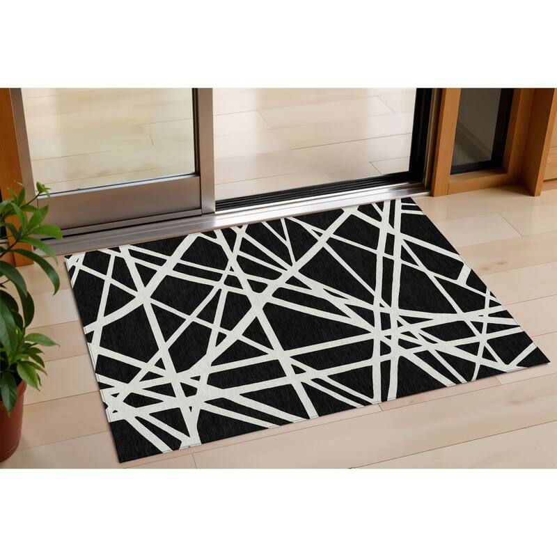 HomeRoots Geometric Transitional Rectangle Outdoor Rug - 3' x 5'