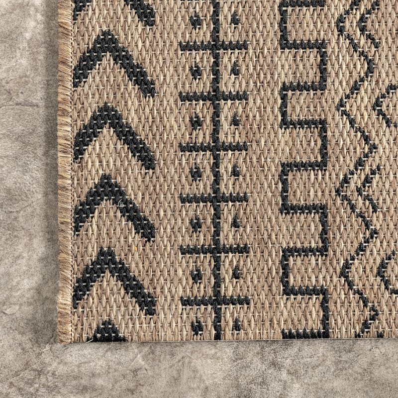 Nuloom Indoor/Outdoor Transitional Tribal Aztec Geometric Area Rug