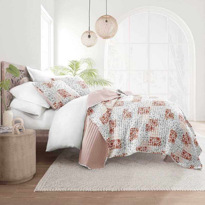 Becky Cameron All Season 3 Piece Scrolled Patchwork Reversible Quilt Set with Shams