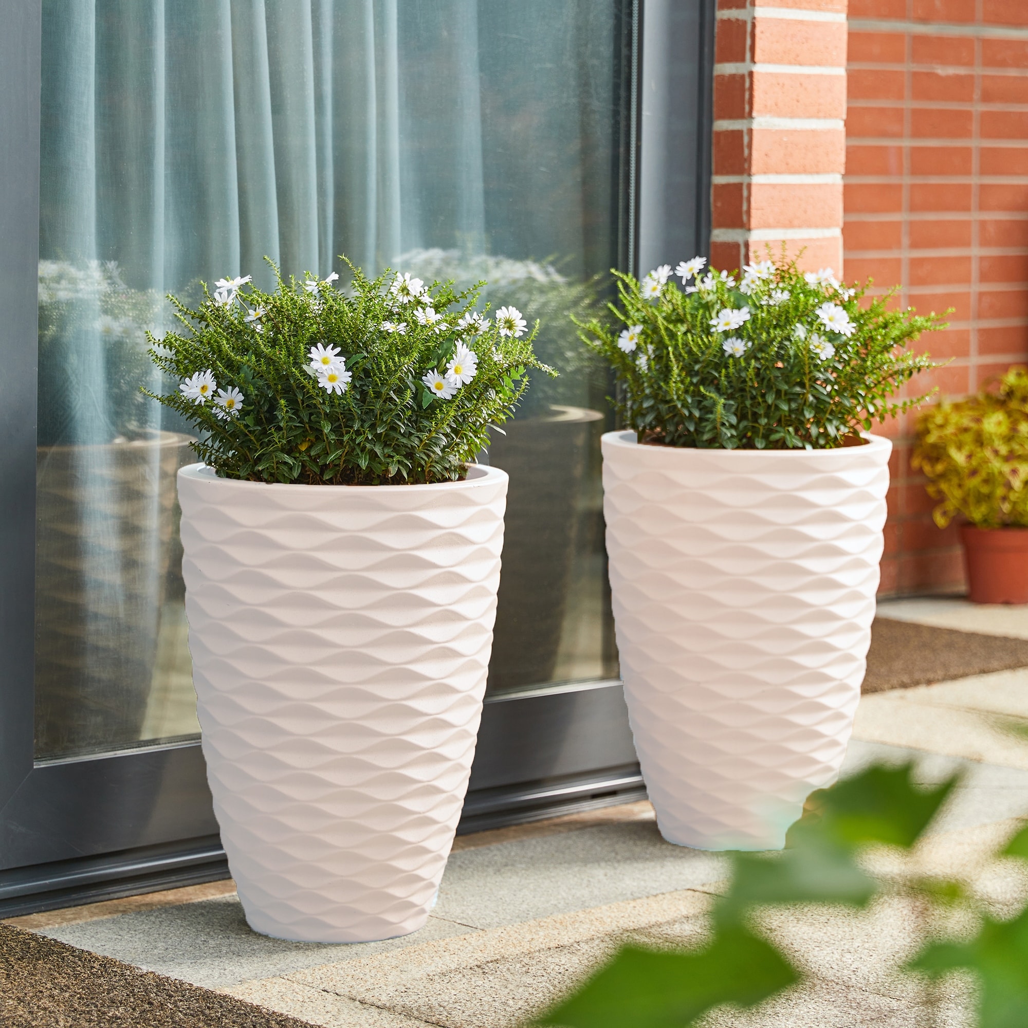 Glitzhome 19"H Oversized Set of 2 White Eco-Friendly Polyresin Faux Ceramic Wave Textured Tall Planter