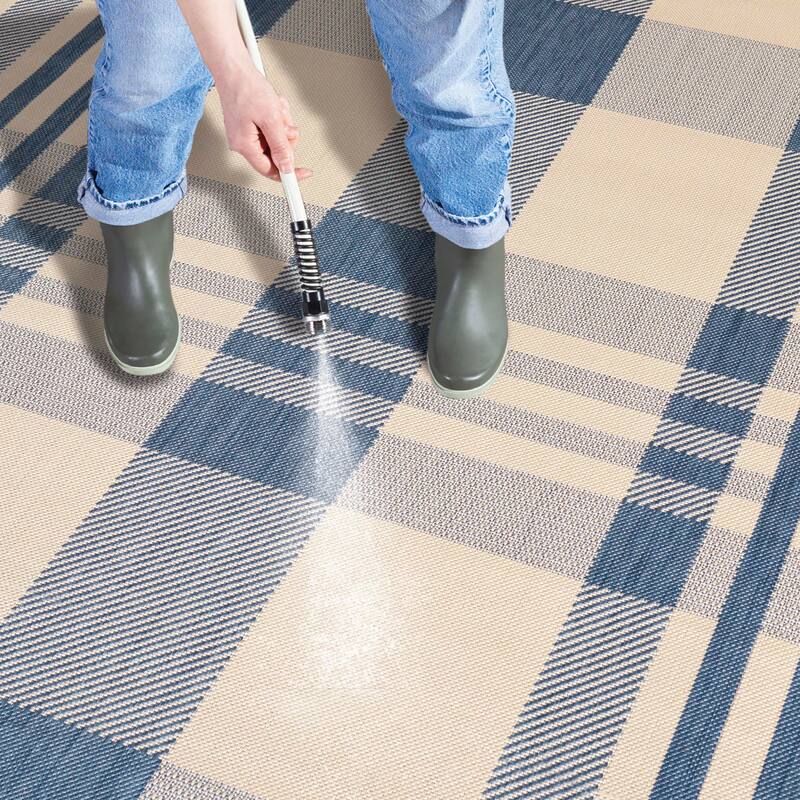 SAFAVIEH Courtyard Oriole Plaid Indoor/ Outdoor Waterproof Patio Backyard.