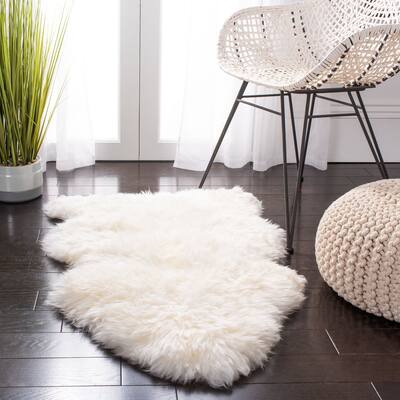 SAFAVIEH Handmade Natural Sheepskin Leanca 3.4-inch Thick Rug