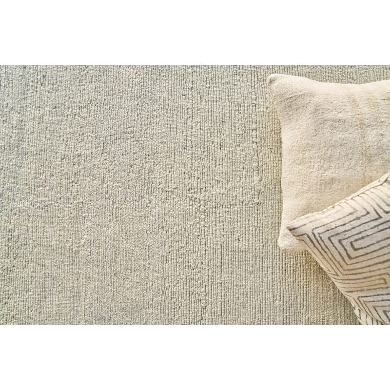 EXQUISITE RUGS Merino Wool Hand-knotted Light Silver Area Rug.