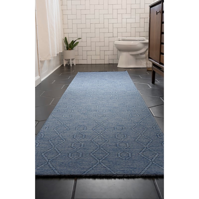 Alameda Solid Color Geometric Machine Washable Indoor Area Rug
