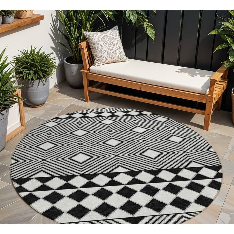 HomeRoots Geometric Transitional Rectangle Outdoor Rug - 8' Round