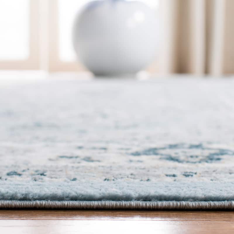 SAFAVIEH Isabella Minola Traditional Oriental Rug - 6'  x  9' - Blue/Creme - Rectangle