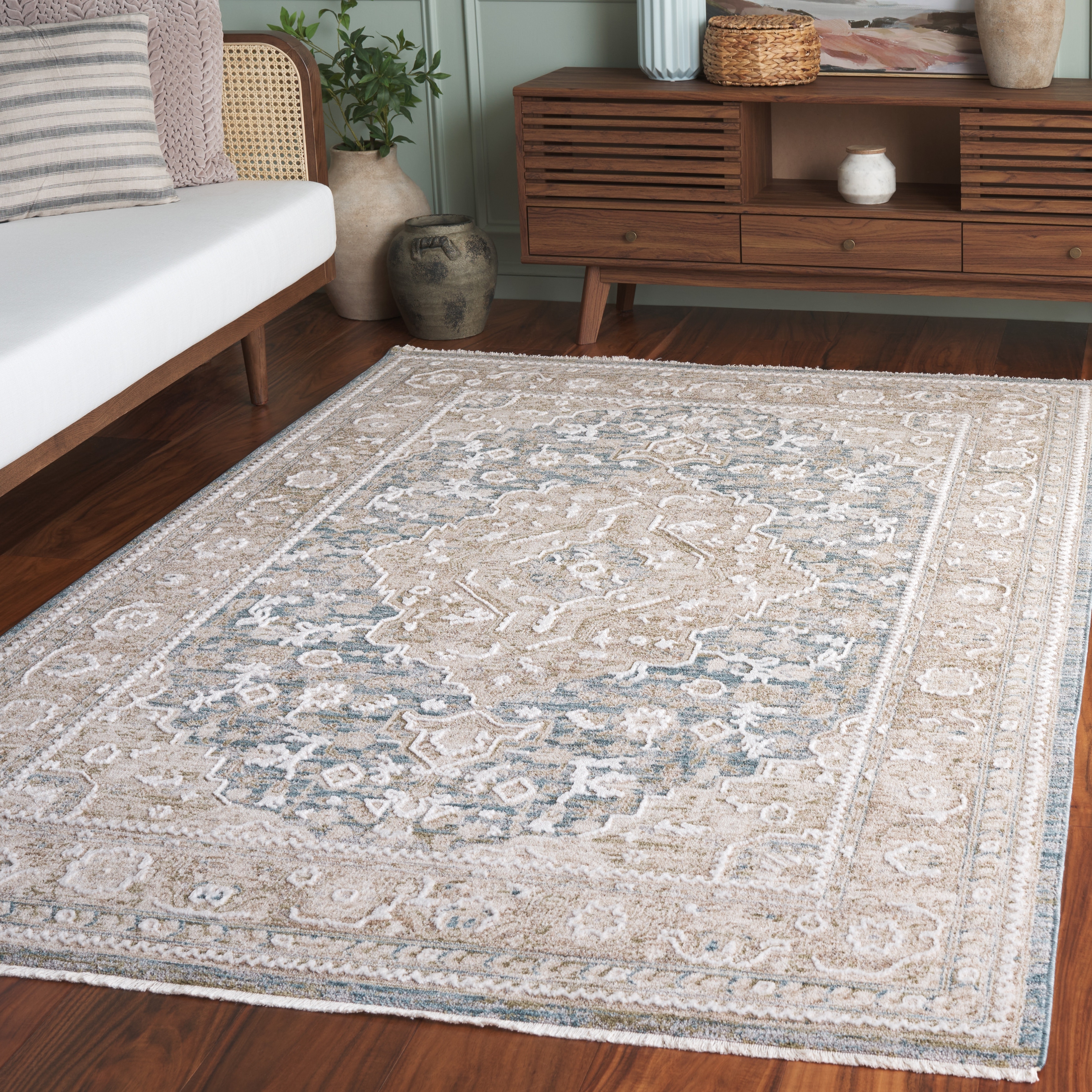 SAFAVIEH Finley Ceyda Traditional Oriental Rug