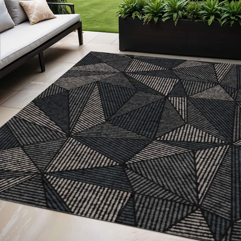 HomeRoots Geometric Transitional Rectangle Outdoor Rug - 5' X 8'