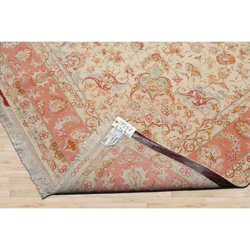 6'7''x9'11'' Hand Knotted Wool Ivory Traditional Rug - 6' 7'' x 9' 11''
