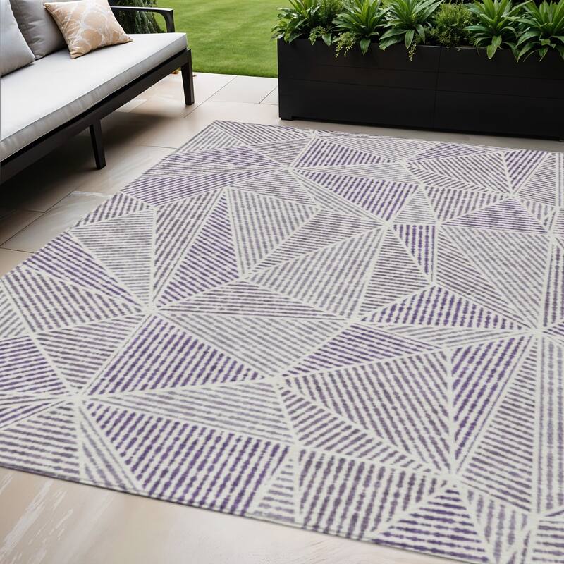 HomeRoots Geometric Transitional Rectangle Outdoor Rug - 5' X 8'