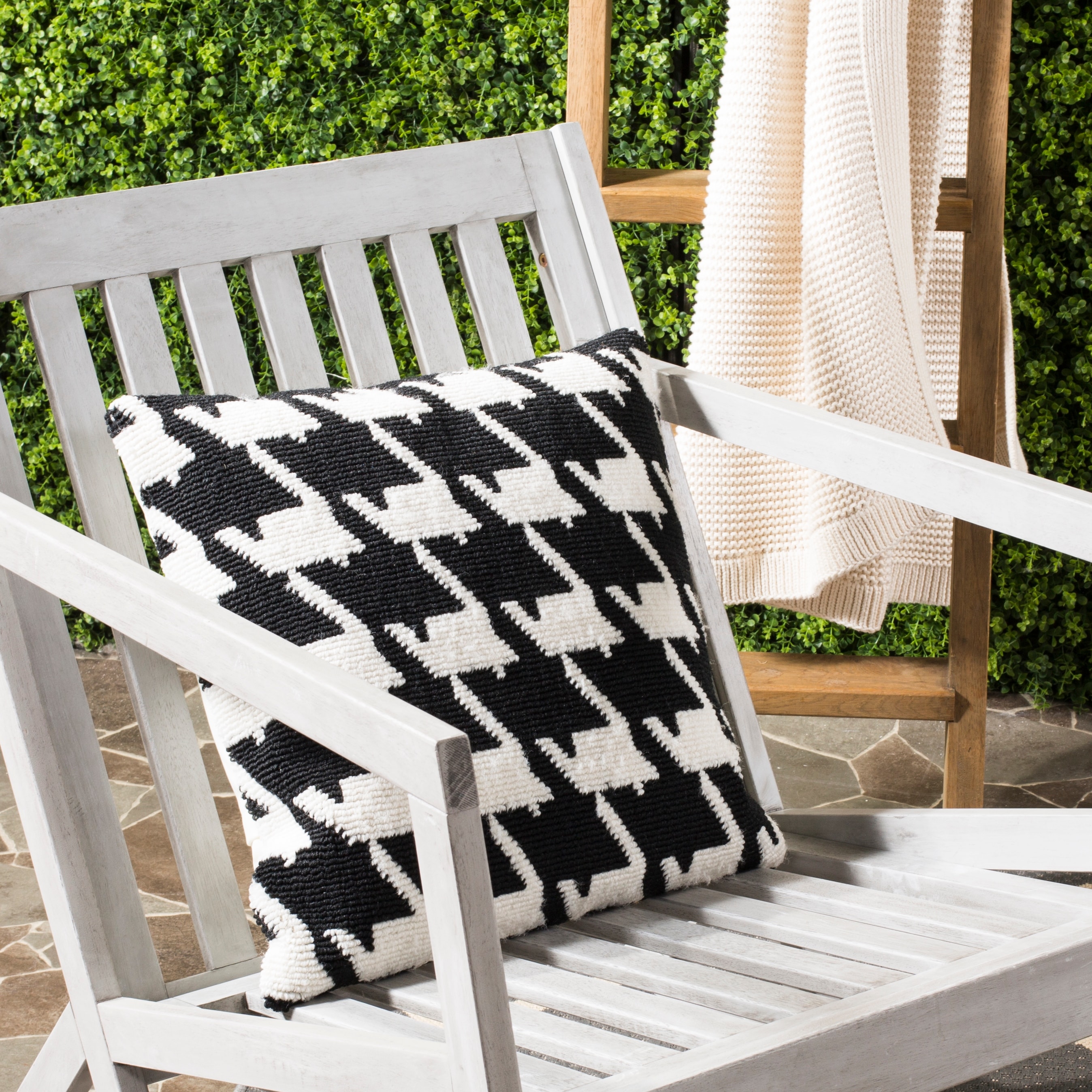 SAFAVIEH Hanne Houndstooth Indoor Outdoor 20 inch Decorative