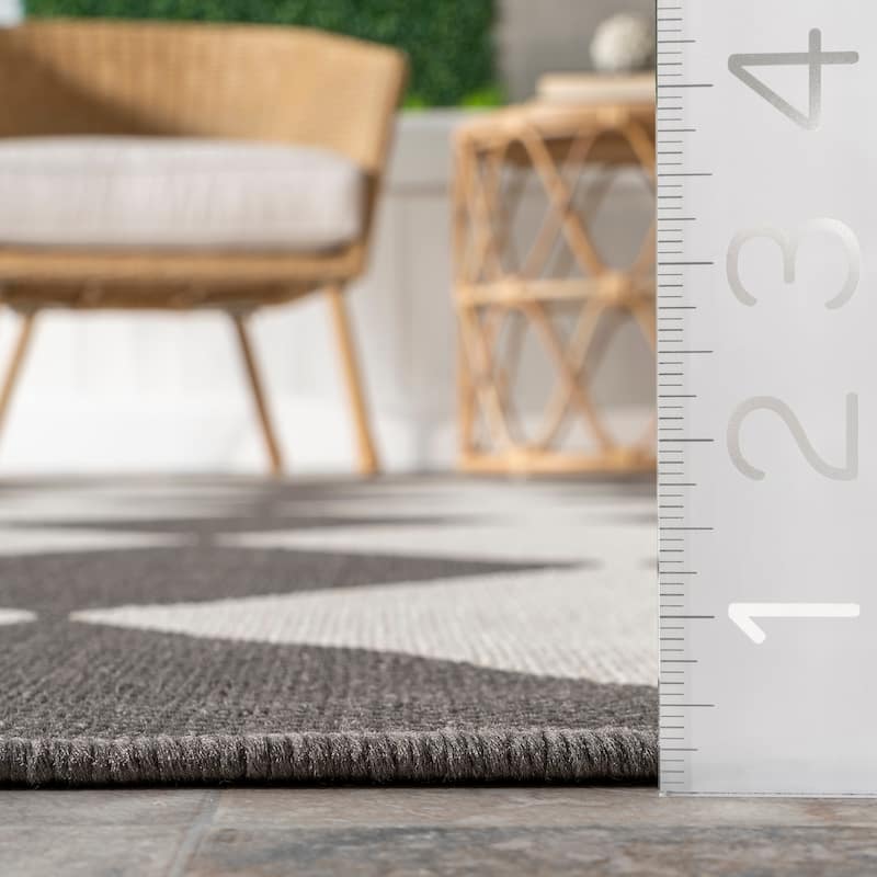 Nuloom Sabina Diamond Trellis Indoor/Outdoor Area Rug