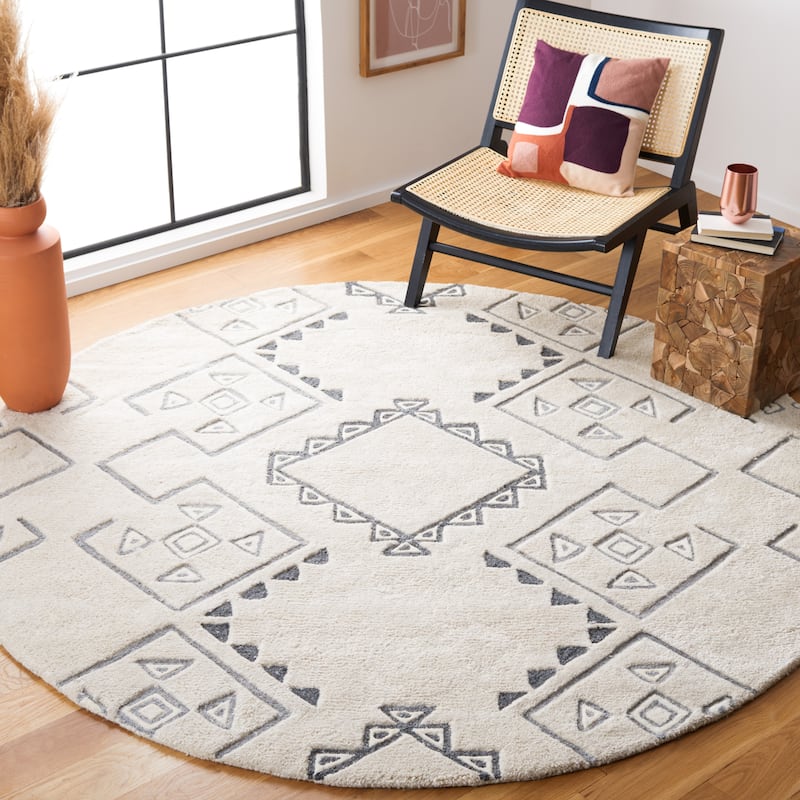 SAFAVIEH Handmade Casablanca Shag Radhika Tribal Wool Rug - 7' Round - Ivory/Grey
