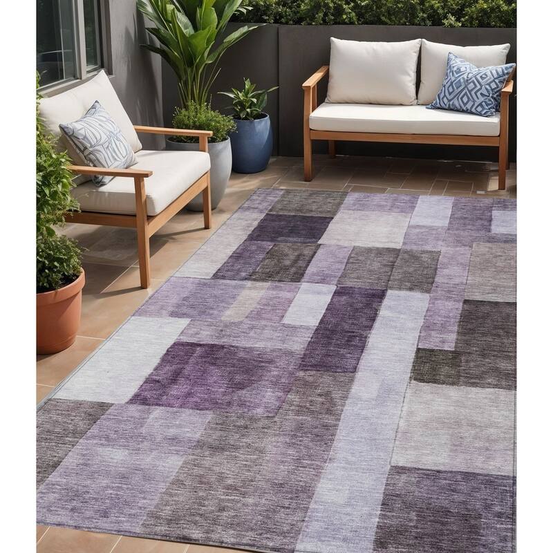 HomeRoots Geometric Transitional Rectangle Outdoor Rug - 5' X 8'