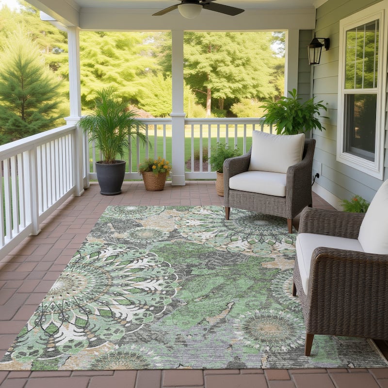 Machine Washable Indoor/ Outdoor Traditional Pinwheel Chantille Rug
